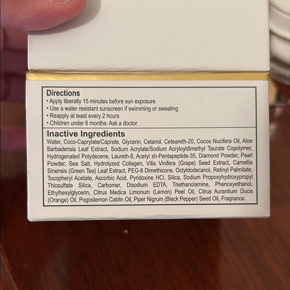 Versace Idra Totale Moisturizer - White and Gold - Picture 3 of 9